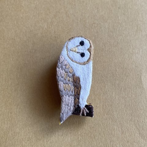 首をかしげるメンフクロウの手刺繍ブローチ