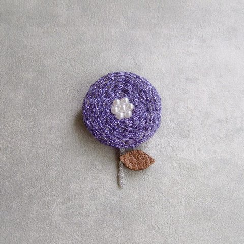 お花のブローチ　紫　パープル　パール