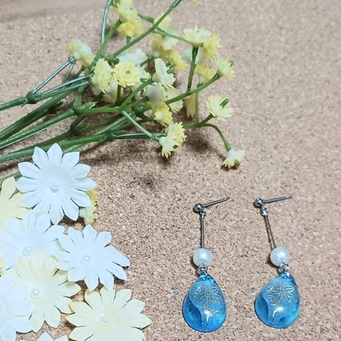 【No.125】【レジン】金のお花とオーシャンブルーのドロップ型ピアス