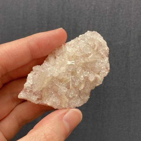 Pink apophyllite × Stilbite (ピンクアポフィライト×スティルバイト) インド マハーラーシュトラ州産