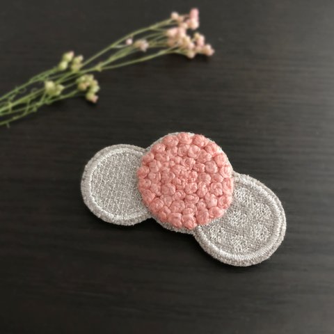 ドット刺繍ブローチ(ピーチピンク)【受注制作】