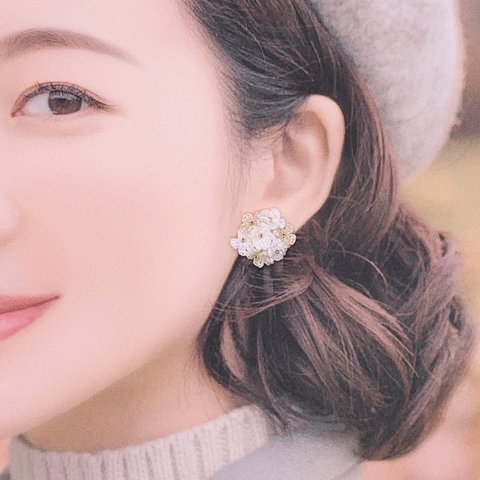 お花畑のイヤリング　ベージュ　入学　入園　発表会　きれいめ　刺繍糸アクセサリー 