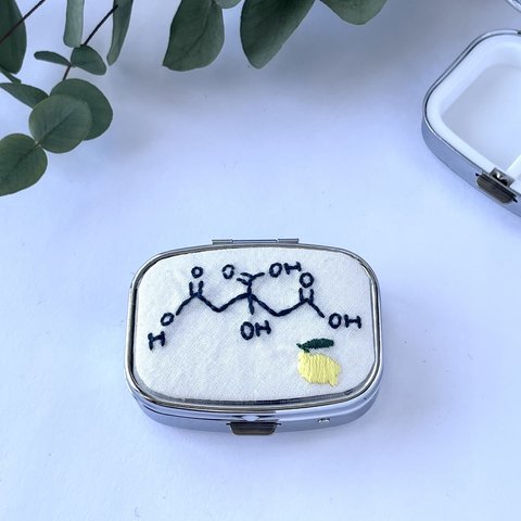 クエン酸のピルケース　レモン　アクセサリーケース　小物ケース　小物入れ　薬入れ　【化学構造式ピルケース】　手刺繍　