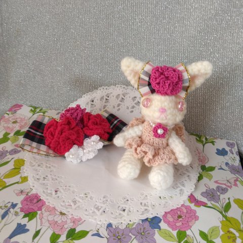 ウサギさんの贈り物：カーネーションのコサージュ(編みぐるみセット)