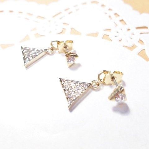 キラッと三角ピアス△