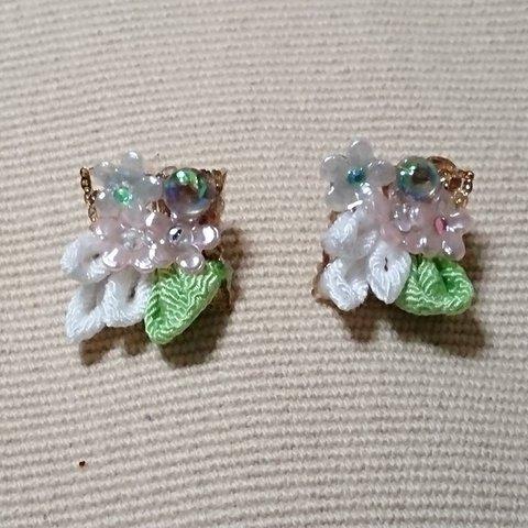 ちりめんとお花のピアス