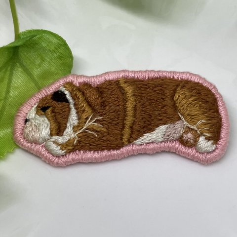 刺繍ブローチ　犬　ブルドッグ　すやすや