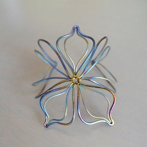 花のチタンバングル・鎚目・Titanium Bangle