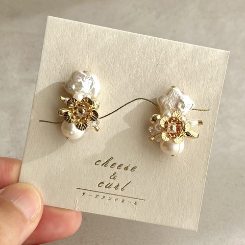 【送料込・一点もの】 お花 パール × ゴールド 小ぶり ピアス