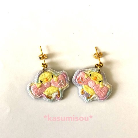 リボン大好き♡生意気ひよこの刺繍ピアス