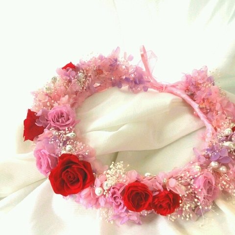 ピンクのプリザーブドフラワーの花冠