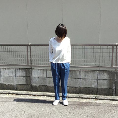 リネンのテーパードパンツ  ブルーリネン