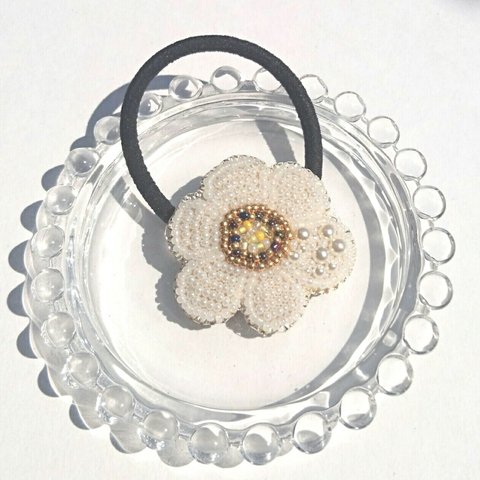 ビーズ刺繍のヘアゴム(３)パールのお花