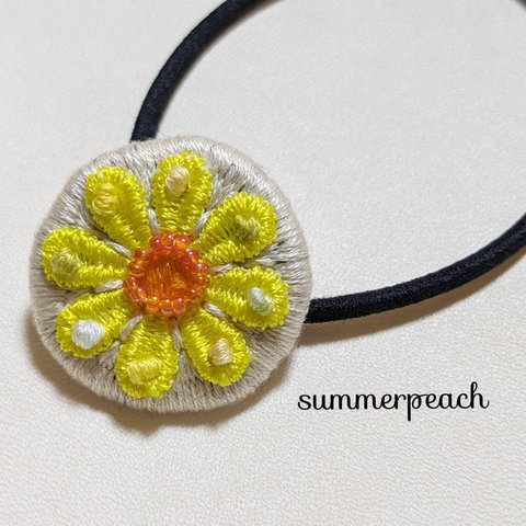 春が待ち遠しいお花の刺繍ヘアゴム