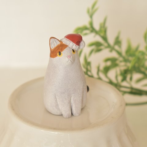 クリスマス☆サンタ帽子のおすわりミケ猫