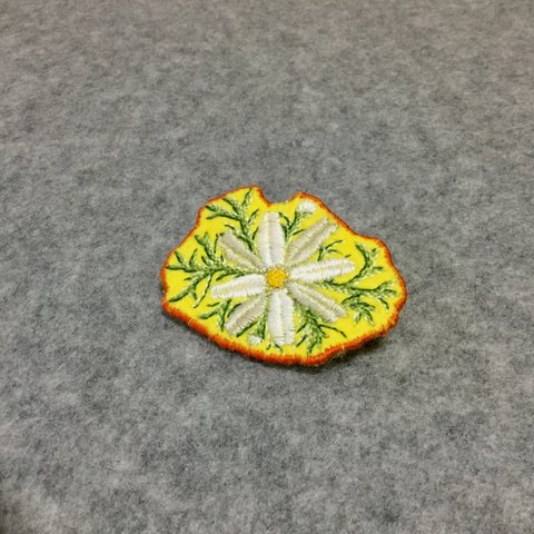 刺繍ブローチ