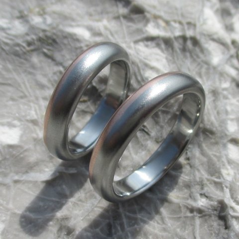 【金属アレルギー対応】 ハフニウムとピンクゴールドの色合わせが美しい結婚指輪