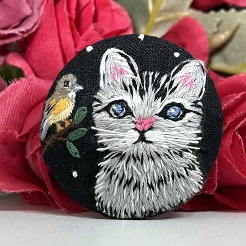 刺繍ブローチ　ブローチ　猫　小鳥　ハンドメイド　プレゼント　ギフト　手刺繍　新品　新年　