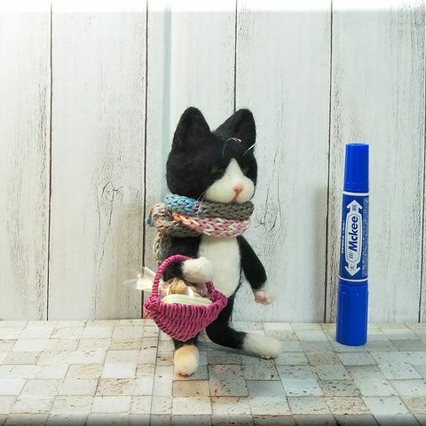 羊毛フェルト　猫　立ち猫　籠を持ったハチワレ猫さん　ねこ　ネコ　猫フィギュア　