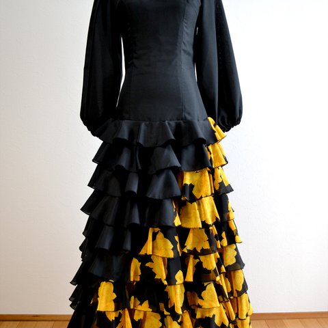 フラメンコ衣装　９段斜め模様　黒黄　（L-1)　一点物