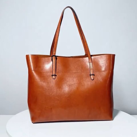 期間限定70%OFF👜トートバッグ👜4色👜本革・イタリアンレザー👜A4サイズ入れる👜29,900円➡️7,980円