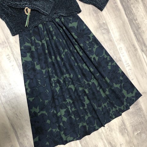 HOKKOH 北欧風フラワー 上品な コーデュロイ ギャザースカート » グリーン×ネイビー