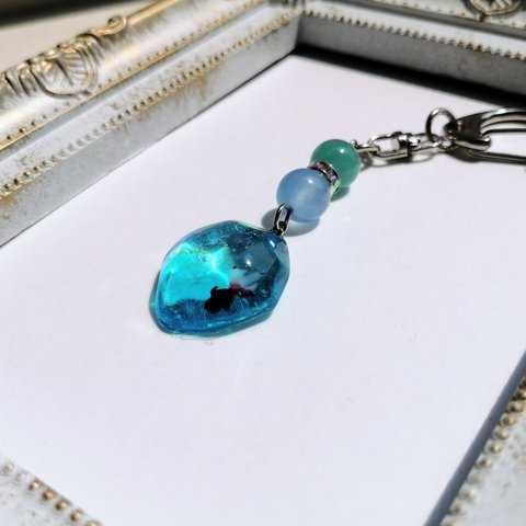 アクアブルーの金魚キーホルダー☆再販 / ジェイド / 天然石 / レジン / 海 / 初夏