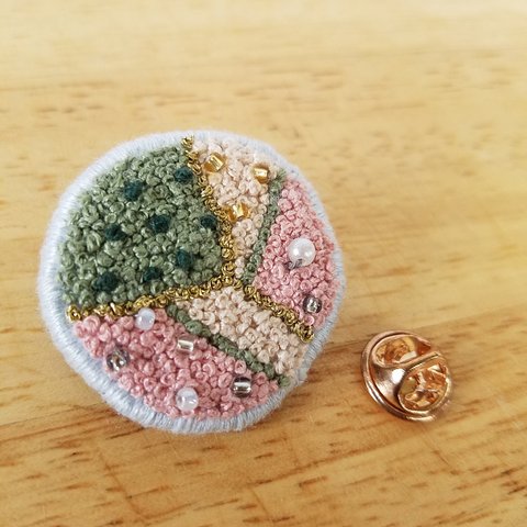 手刺繍の丸型 ピンブローチ ①