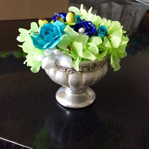 父の書斎机の上にも、スカイグリーン紫陽花&青プリザ