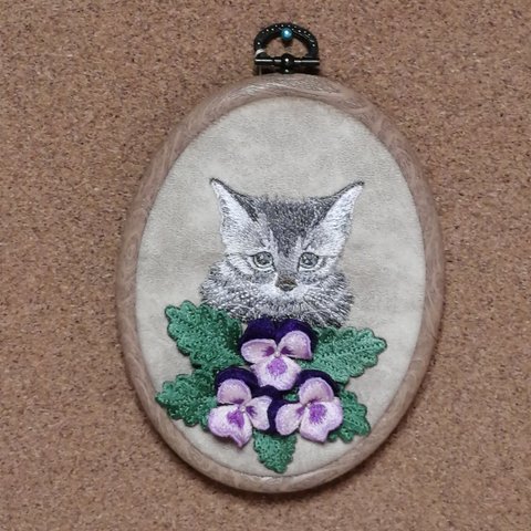 いたずら子猫 とピンクビオラ の刺繍枠