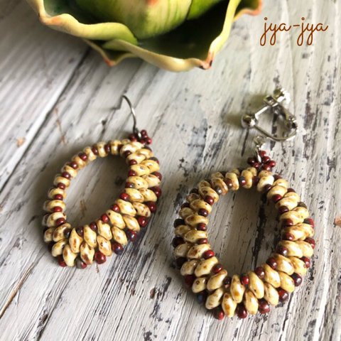 beads hoop earrings - ivory ＆ red