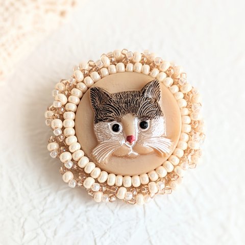 猫のブローチ　猫　刺繍　ビーズ刺繍　可愛い　ほっこり　母の日　ギフト　アクセサリー