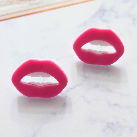 ピンクの唇💋歯付きピアス