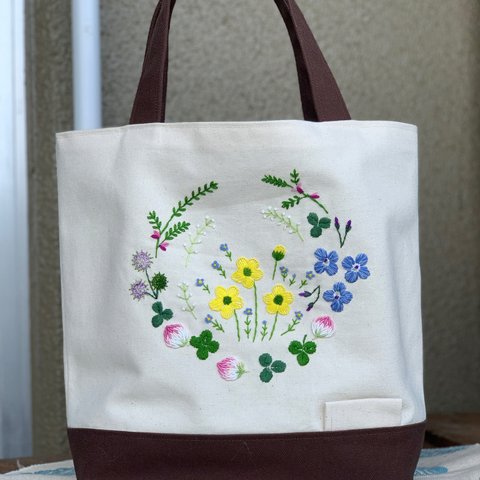 野の花刺繍のトートバック（クローバーと茶色）