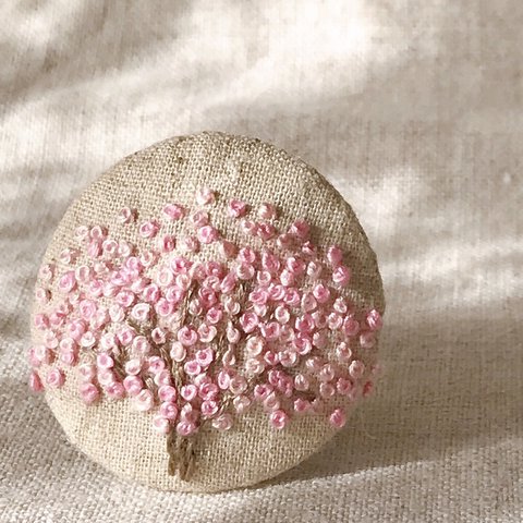 刺繍ブローチ(綿麻) 桜　ヘアゴム可 くるみボタン　送料無料