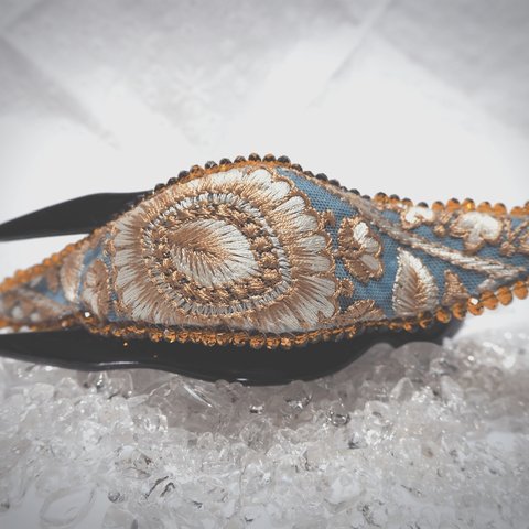 インド刺繍リボン・チェコガラスビーズのヘアクリップ バンズクリップ 青 濃ベージュ ホワイト