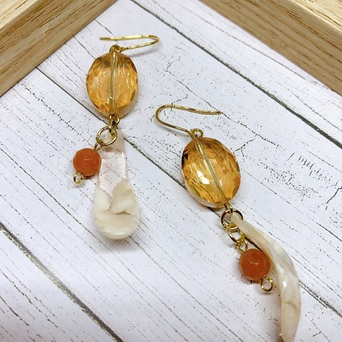 《ピアス／イヤリング》ハンドメイド　天然石（レッドアベンチュリン）　花びら