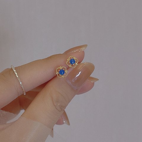 小さくて　透かし四つ葉✨ブルーサファイア風　　手作りピアス　K14gf