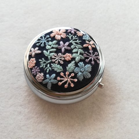 フラワー刺繍ピルケース✿flower pill case (navy bright)