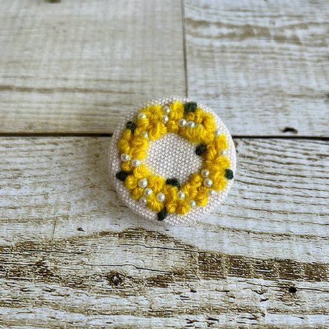 大人かわいい手刺繍ミモザリースのブローチ　国産帆布　ミモザ　パールビーズ　Embroidery Brooch