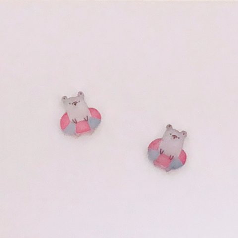 浮き輪にはまったシロクマピアス/イヤリング