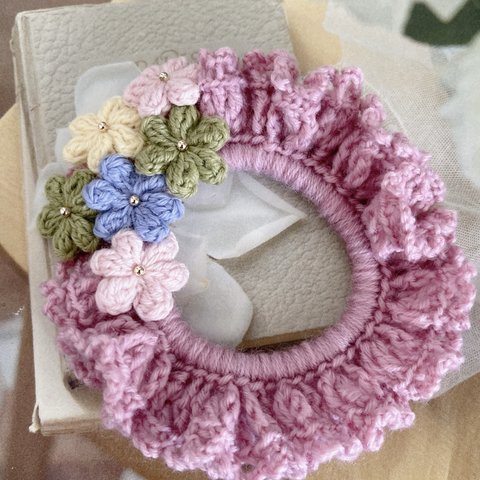 送料無料♡毛糸で編んだ　お花いっぱいシュシュ