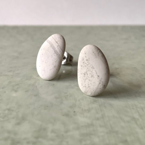 <海の石のアシンメトリーピアス>white beans stud