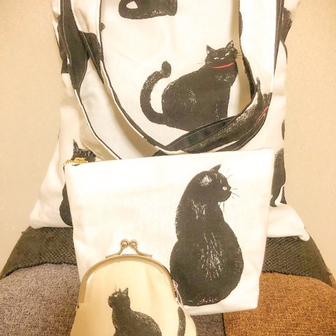 可愛い黒猫ちゃんのトートバッグ＆ポーチとガマ口財布の3点セット。猫柄・エコバッグ・肩掛けバッグ　・化粧ポーチ・サニタニーポーチ・小物ポーチ。おまけ付き　　　セール　