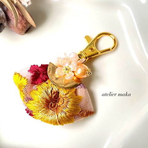 ビタミンカラーフラワーのインド刺繍リボン×パウダーピンクの小花×オレンジピンクパールのバッグチャーム/キーホルダー