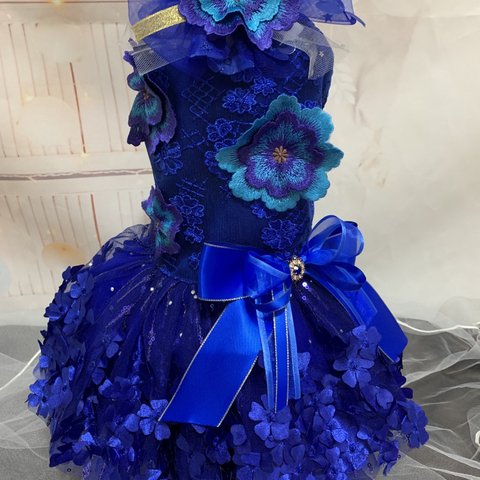 大きなお花が凛と咲く ロイヤルブルーのワンピースドレス