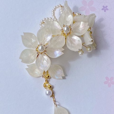 桜のヘアクリップ　オーロラシェル風白桜