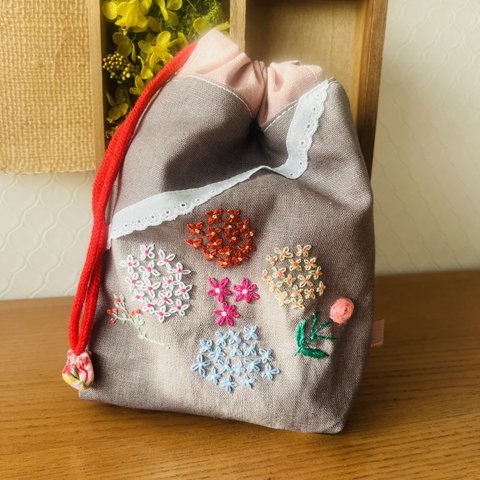 小さなお花を散りばめた刺繍巾着　288