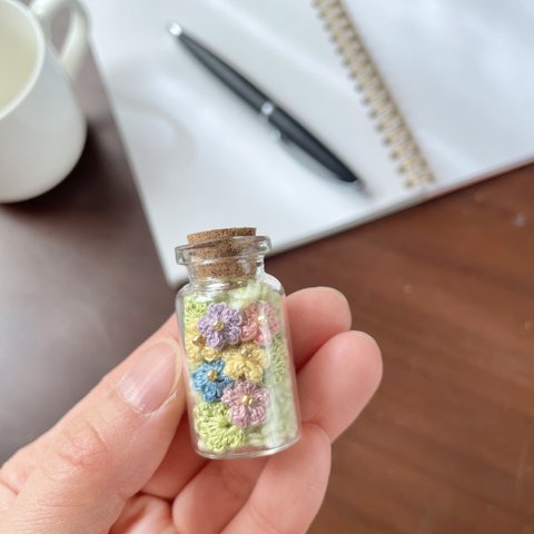 眺めて楽しみたい、手編みの小さなお花をとじこめた小瓶