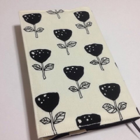 ★新書コミック用ブックカバー★ぴかぴかの黒いお花☆北欧風